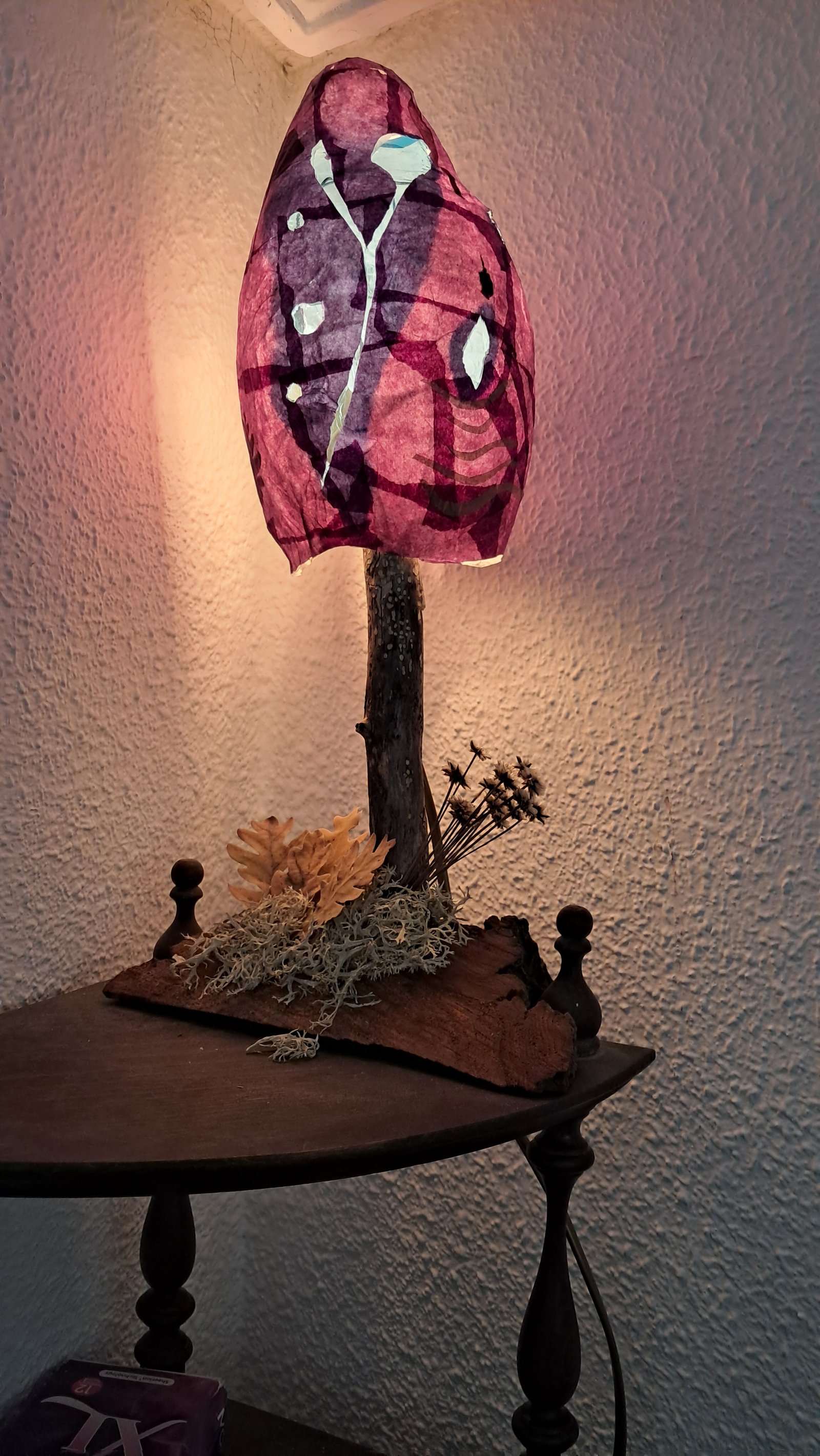 Lámpara colgante con detalles de piedras naturales y luz cálida.